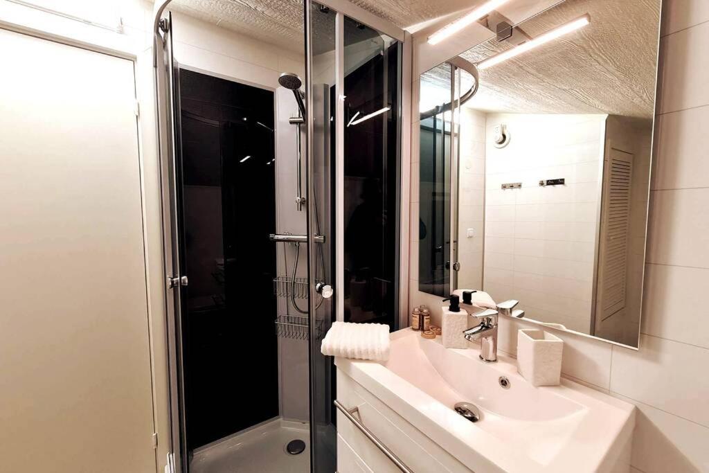 Beautiful 3-bedroom Near City Center *