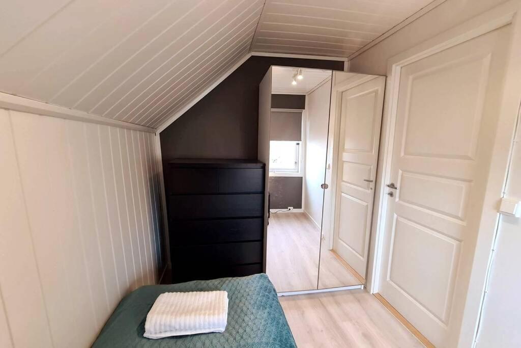 Beautiful 3-bedroom Near City Center Leilighet