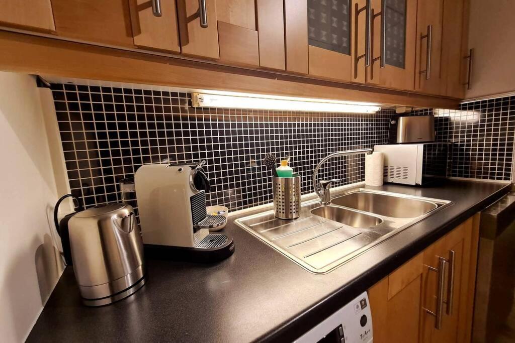 Beautiful 3-bedroom Near City Center *